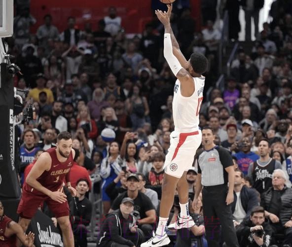 乔治分球失误 克尼佩尔断球反击劈扣 乔治分球失误 克尼佩尔断球反击劈扣